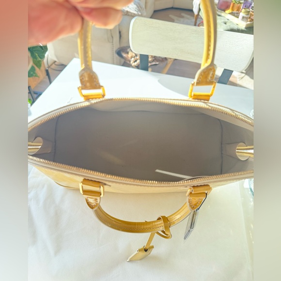 Authentic Louis Vuitton Alma GM Vernis Bag Yellow. - Picture 8 of 12